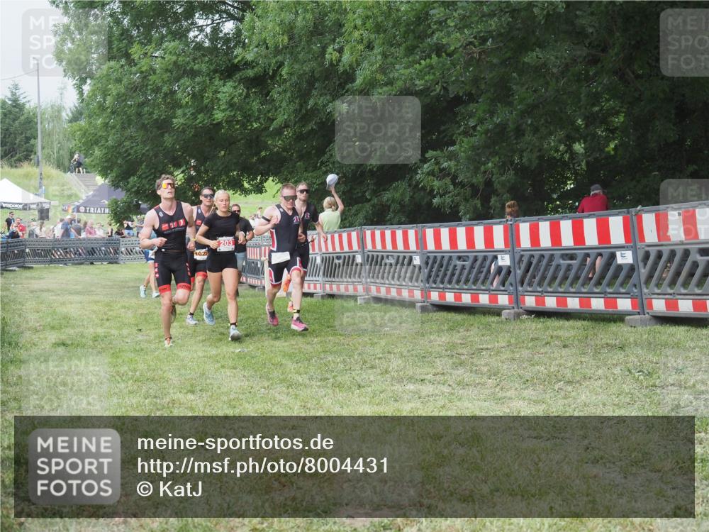 21.06.2025 - 27. Vierlanden-Triathlon KatJ http://msf.ph/oto/8004431 15.06.2025 12:57:54 Ziel 1019, 1020, 1022, 1023 meine-sportfotos.de