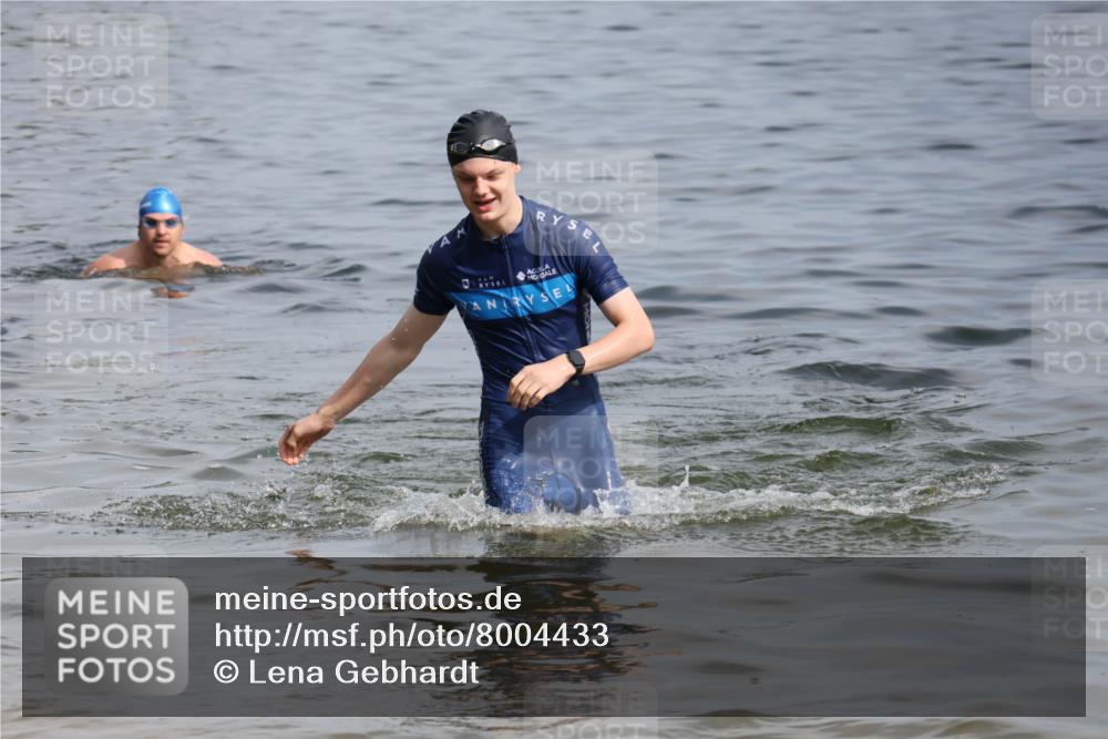 15.06.2025 - 27. Vierlanden-Triathlon Lena Gebhardt http://msf.ph/oto/8004433 15.06.2025 09:59:49 Schwimmen 266, 351, 358 meine-sportfotos.de