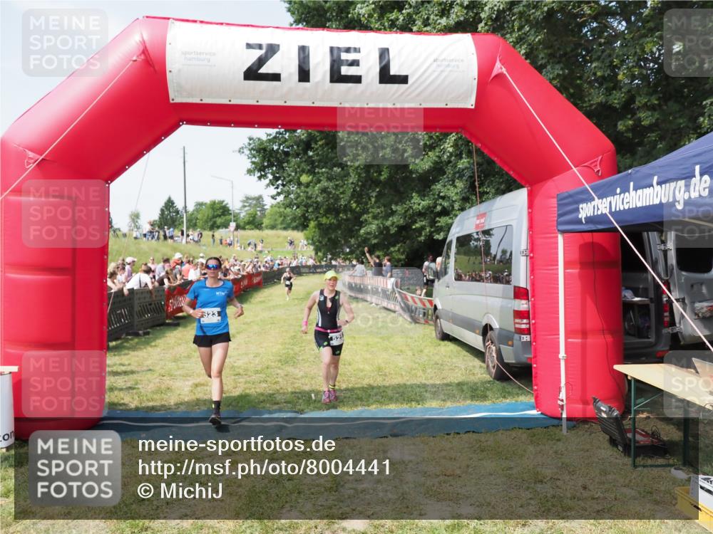 21.06.2025 - 27. Vierlanden-Triathlon MichiJ http://msf.ph/oto/8004441 15.06.2026 11:29:00 Ziel 525, 623 meine-sportfotos.de