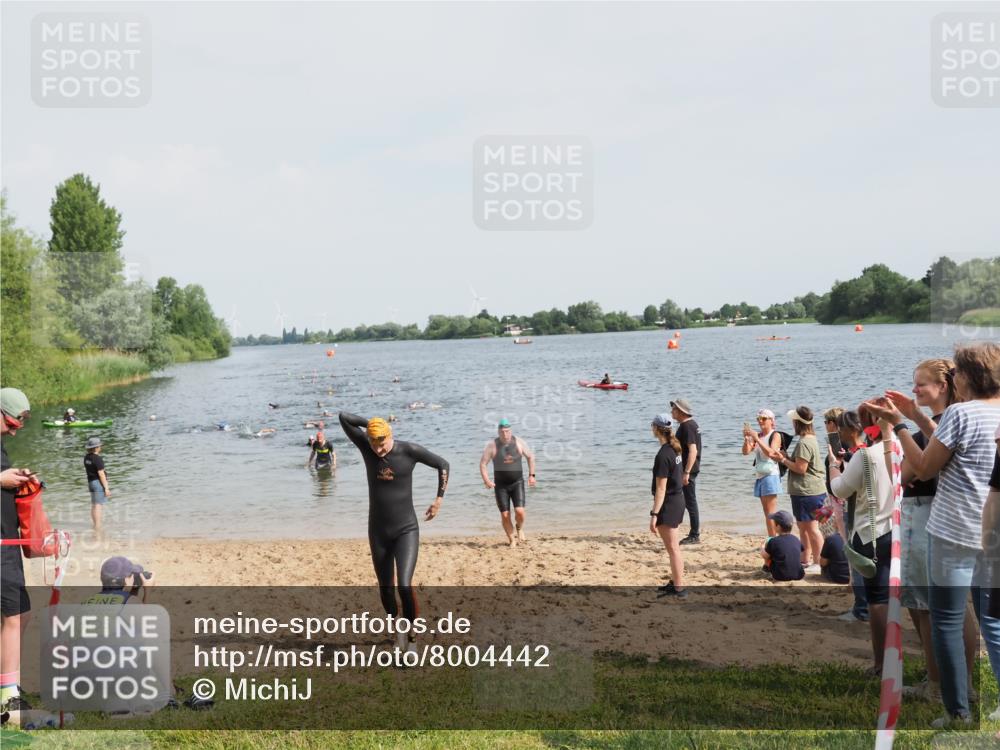 21.06.2025 - 27. Vierlanden-Triathlon MichiJ http://msf.ph/oto/8004442 15.06.2026 10:06:16 Schwimmen 369, 370, 381, 418, 447, 448, 455 meine-sportfotos.de