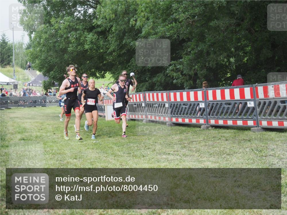 21.06.2025 - 27. Vierlanden-Triathlon KatJ http://msf.ph/oto/8004450 15.06.2025 12:57:55 Ziel 1019, 1020, 1022, 1023 meine-sportfotos.de