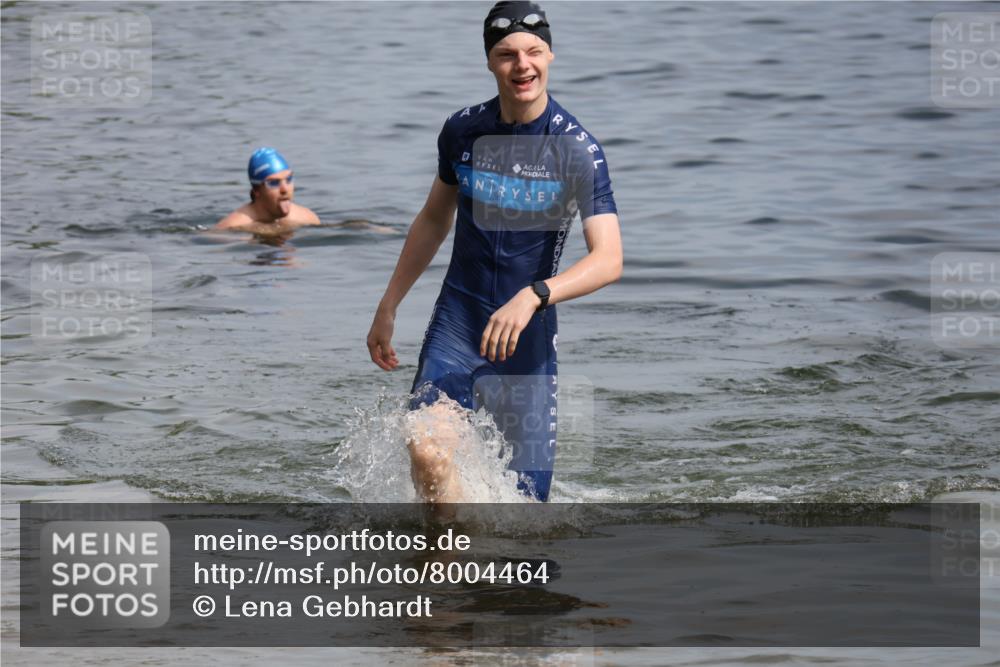 15.06.2025 - 27. Vierlanden-Triathlon Lena Gebhardt http://msf.ph/oto/8004464 15.06.2025 09:59:50 Schwimmen 266, 351, 358 meine-sportfotos.de