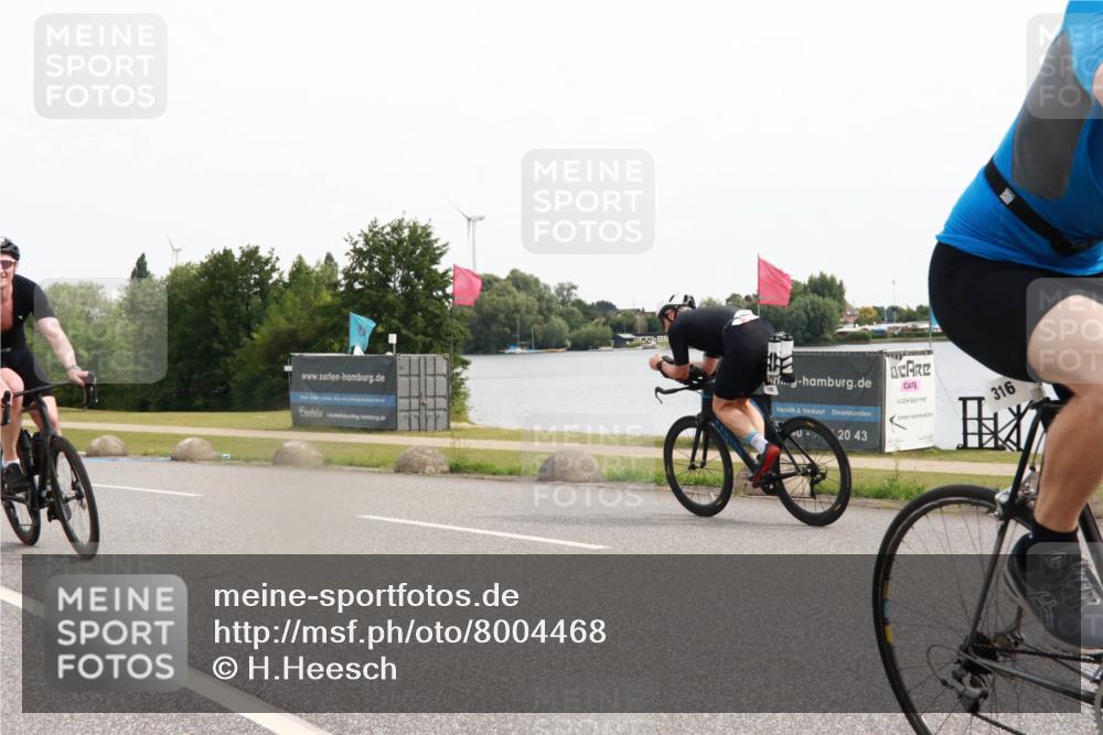 15.06.2025 - 27. Vierlanden-Triathlon H.Heesch http://msf.ph/oto/8004468 15.06.2025 10:35:07 Radfahren 45, 128, 137, 316 meine-sportfotos.de