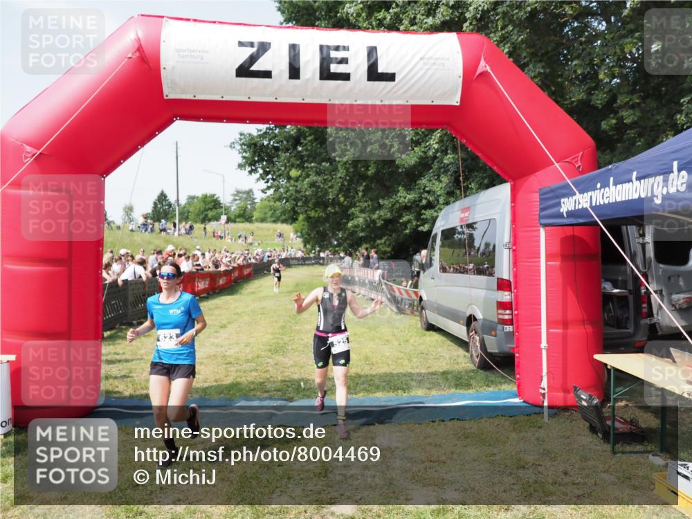 21.06.2025 - 27. Vierlanden-Triathlon MichiJ http://msf.ph/oto/8004469 15.06.2026 11:29:01 Ziel 525, 623 meine-sportfotos.de