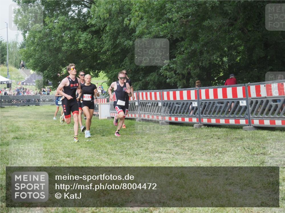 21.06.2025 - 27. Vierlanden-Triathlon KatJ http://msf.ph/oto/8004472 15.06.2025 12:57:55 Ziel 1019, 1020, 1022, 1023 meine-sportfotos.de
