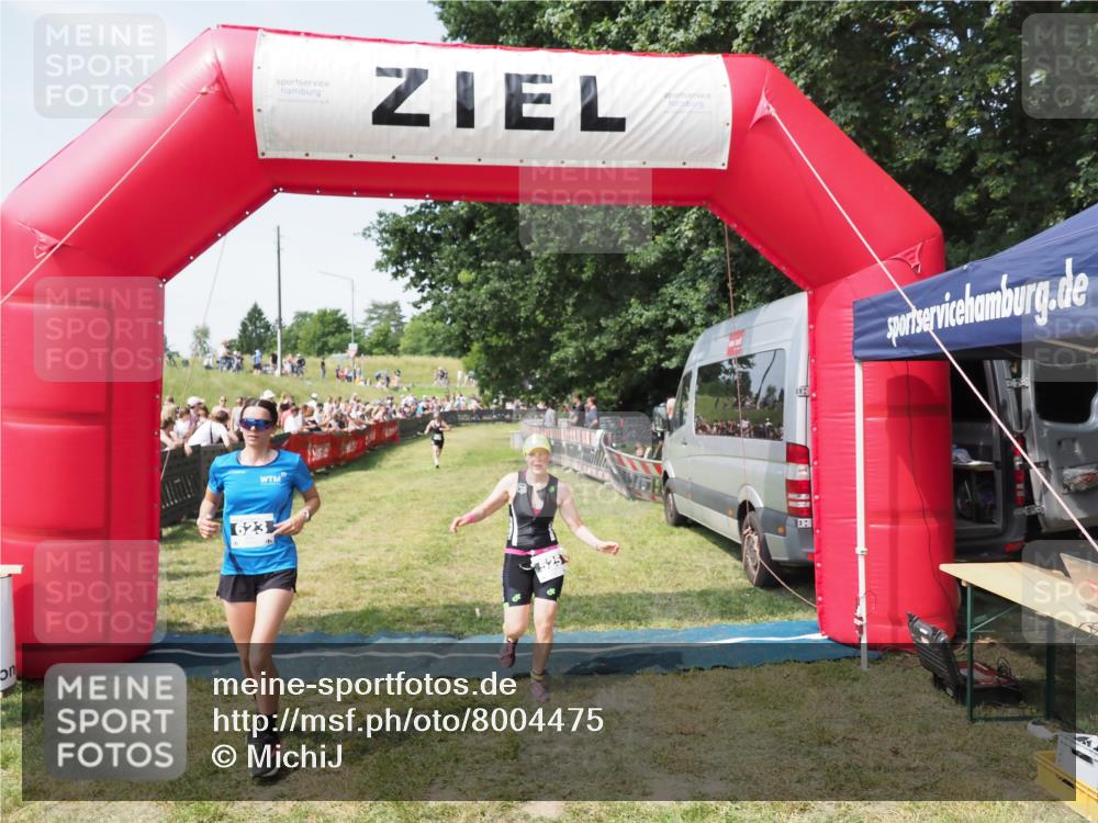 21.06.2025 - 27. Vierlanden-Triathlon MichiJ http://msf.ph/oto/8004475 15.06.2026 11:29:01 Ziel 525, 623 meine-sportfotos.de