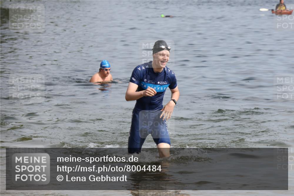15.06.2025 - 27. Vierlanden-Triathlon Lena Gebhardt http://msf.ph/oto/8004484 15.06.2025 09:59:51 Schwimmen 266, 351, 358 meine-sportfotos.de
