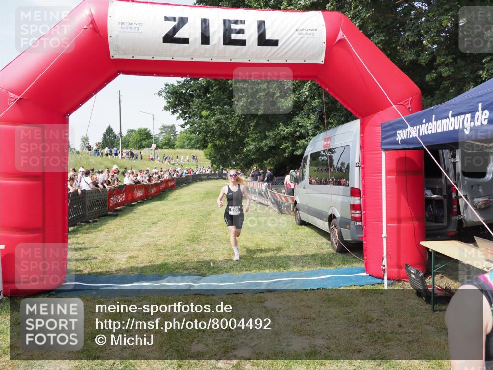 21.06.2025 - 27. Vierlanden-Triathlon MichiJ http://msf.ph/oto/8004492 15.06.2026 11:29:05 Ziel 525, 528, 623 meine-sportfotos.de