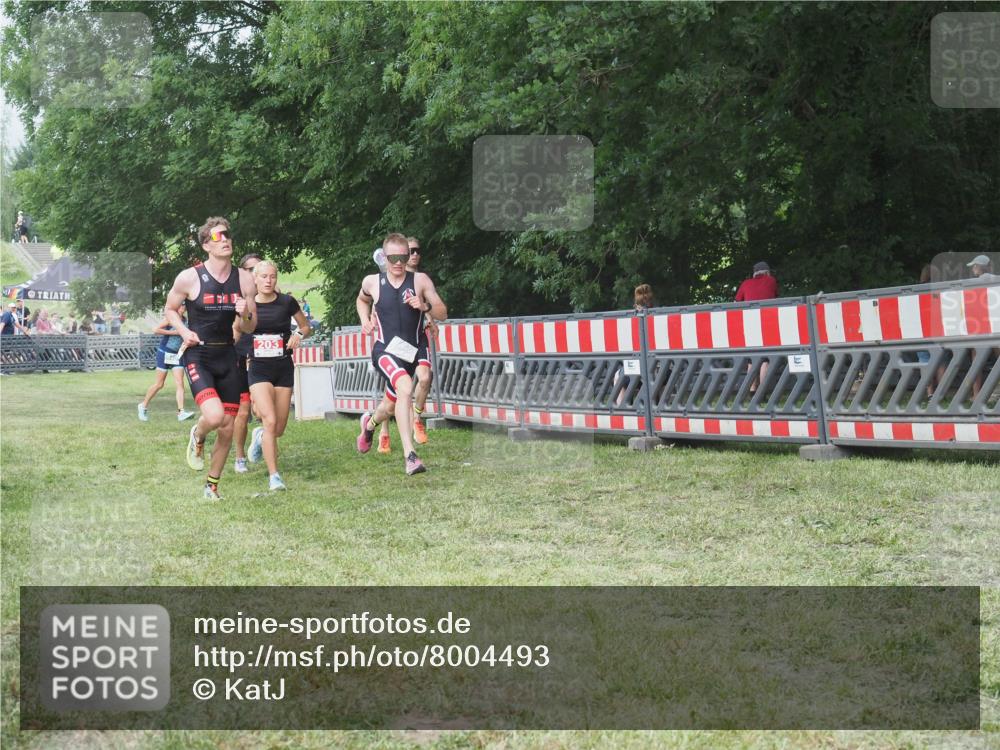 21.06.2025 - 27. Vierlanden-Triathlon KatJ http://msf.ph/oto/8004493 15.06.2025 12:57:55 Ziel 1019, 1020, 1022, 1023 meine-sportfotos.de