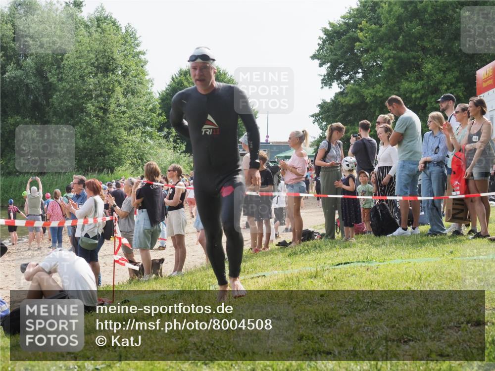 15.06.2025 - 27. Vierlanden-Triathlon KatJ http://msf.ph/oto/8004508 15.06.2025 10:03:48 Schwimmen 377, 425, 432, 436, 439, 1398 meine-sportfotos.de
