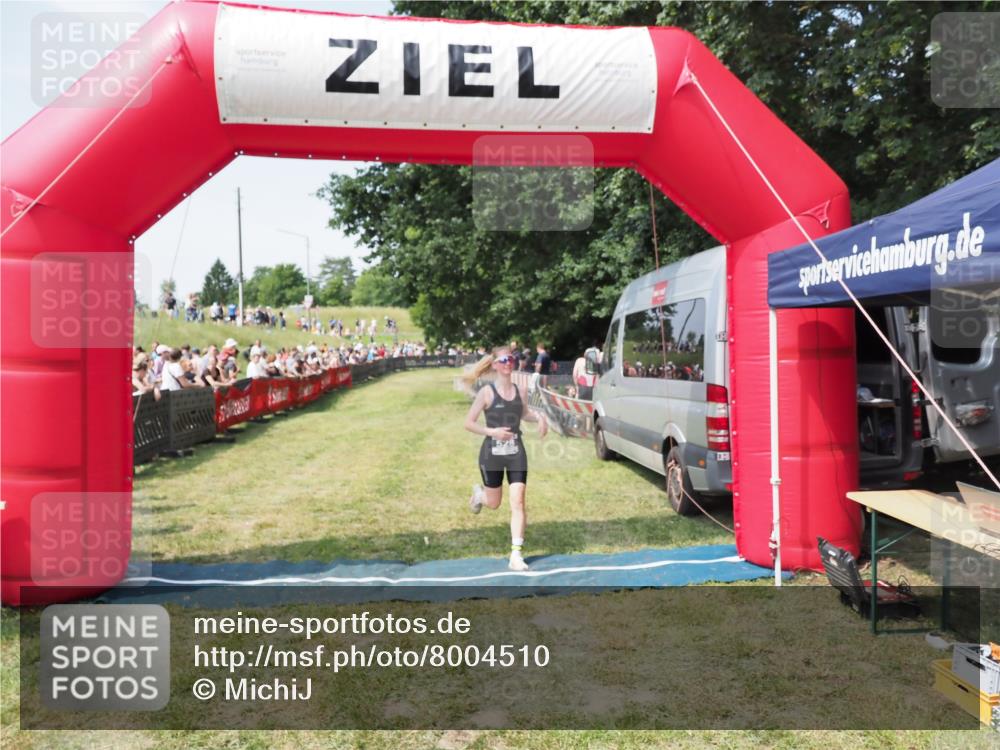 21.06.2025 - 27. Vierlanden-Triathlon MichiJ http://msf.ph/oto/8004510 15.06.2026 11:29:06 Ziel 525, 528, 623 meine-sportfotos.de