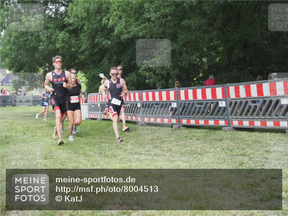 21.06.2025 - 27. Vierlanden-Triathlon KatJ http://msf.ph/oto/8004513 15.06.2025 12:57:55 Ziel 1019, 1020, 1022, 1023 meine-sportfotos.de
