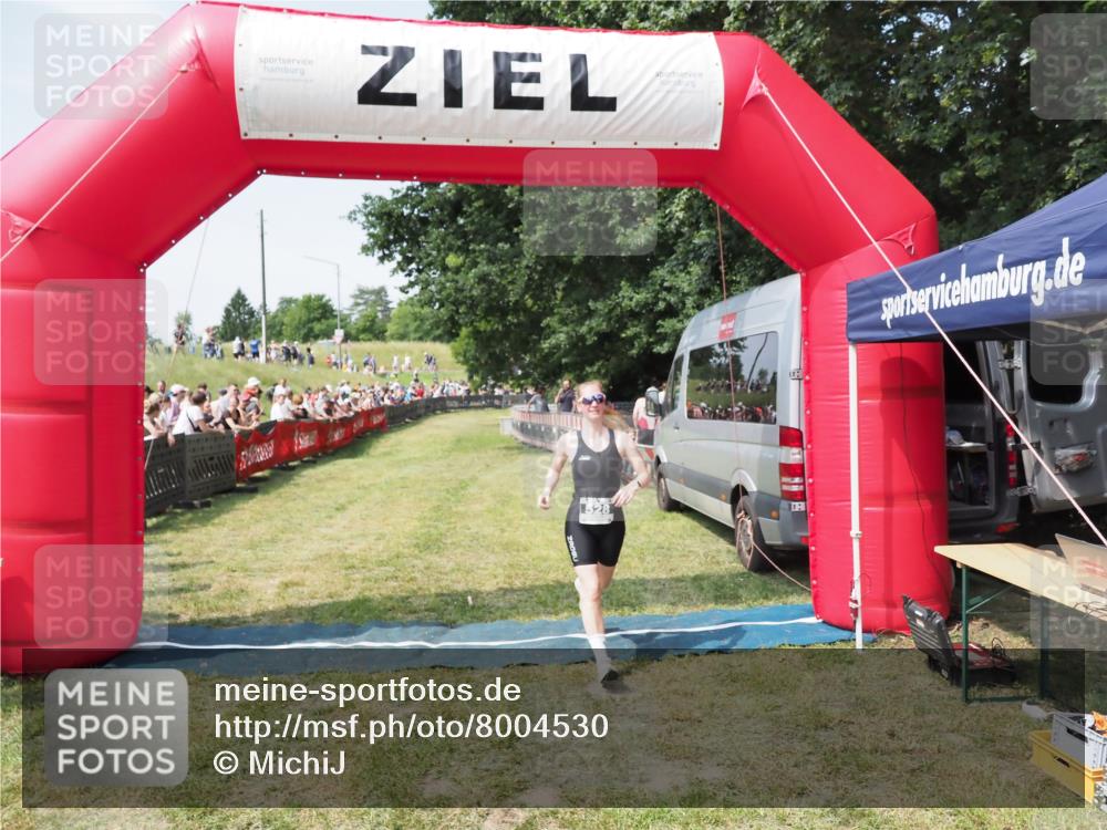 21.06.2025 - 27. Vierlanden-Triathlon MichiJ http://msf.ph/oto/8004530 15.06.2026 11:29:06 Ziel 525, 528, 623 meine-sportfotos.de