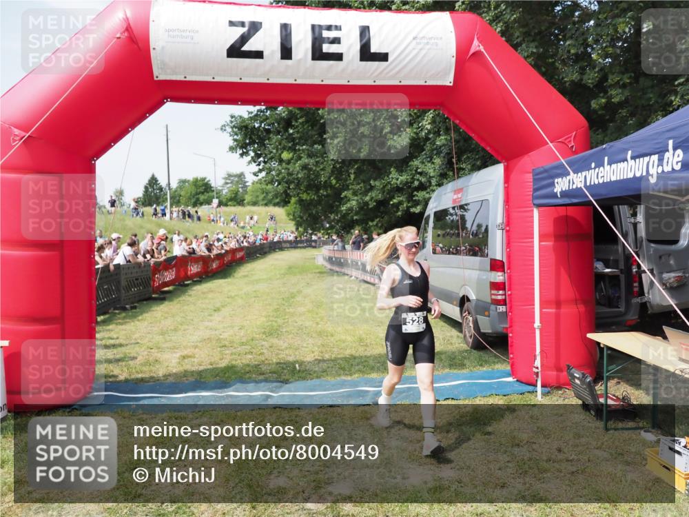 21.06.2025 - 27. Vierlanden-Triathlon MichiJ http://msf.ph/oto/8004549 15.06.2026 11:29:07 Ziel 525, 528, 623 meine-sportfotos.de
