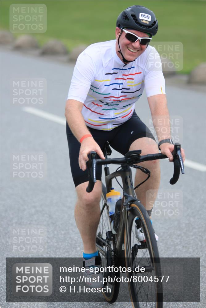 21.06.2025 - 27. Vierlanden-Triathlon H.Heesch http://msf.ph/oto/8004577 15.06.2025 12:51:27 Radfahren 924, 959 meine-sportfotos.de