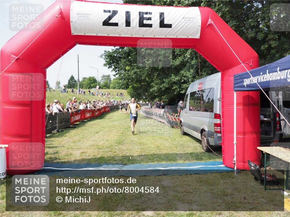 21.06.2025 - 27. Vierlanden-Triathlon MichiJ http://msf.ph/oto/8004584 15.06.2026 11:29:27 Ziel 263 meine-sportfotos.de