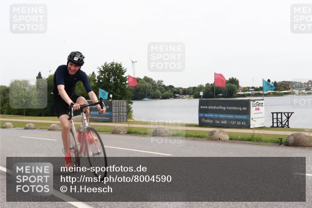 15.06.2025 - 27. Vierlanden-Triathlon H.Heesch http://msf.ph/oto/8004590 15.06.2025 10:36:10 Radfahren 338, 348 meine-sportfotos.de