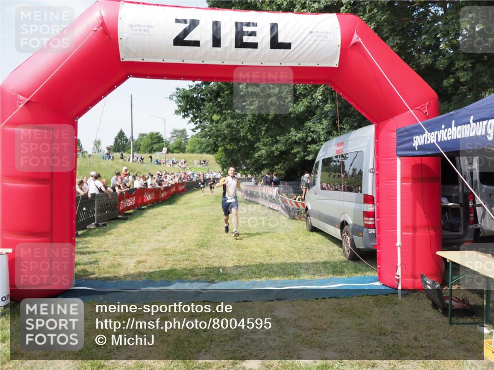 21.06.2025 - 27. Vierlanden-Triathlon MichiJ http://msf.ph/oto/8004595 15.06.2026 11:29:28 Ziel 263 meine-sportfotos.de