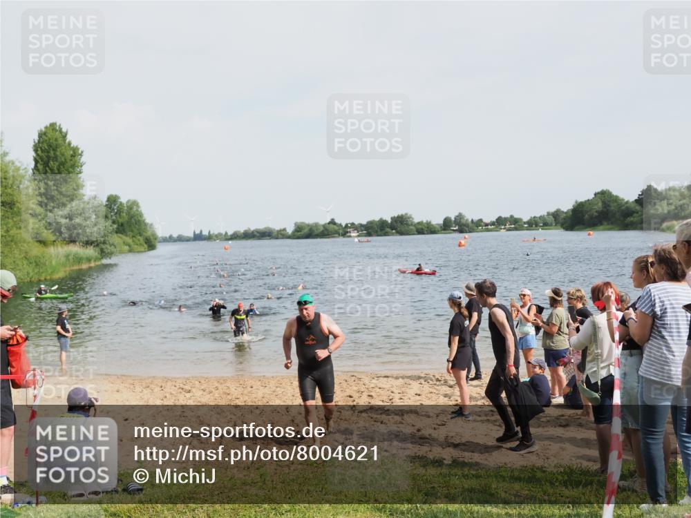 21.06.2025 - 27. Vierlanden-Triathlon MichiJ http://msf.ph/oto/8004621 15.06.2026 10:06:19 Schwimmen 370, 381, 418, 447, 455 meine-sportfotos.de