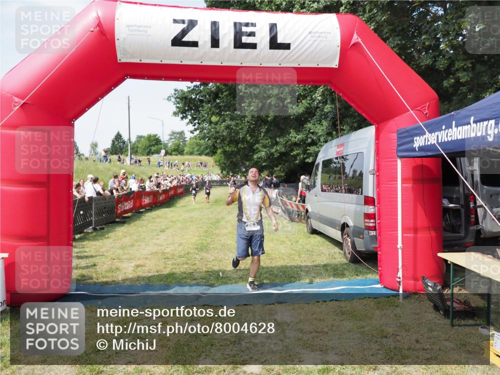 21.06.2025 - 27. Vierlanden-Triathlon MichiJ http://msf.ph/oto/8004628 15.06.2026 11:29:29 Ziel 263, 507 meine-sportfotos.de