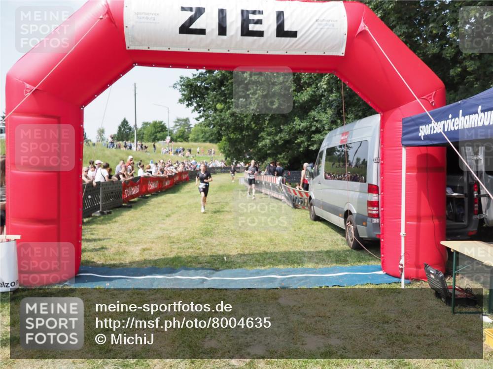 21.06.2025 - 27. Vierlanden-Triathlon MichiJ http://msf.ph/oto/8004635 15.06.2026 11:29:32 Ziel 263, 382, 507, 566 meine-sportfotos.de