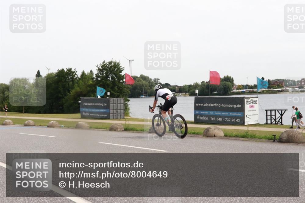 15.06.2025 - 27. Vierlanden-Triathlon H.Heesch http://msf.ph/oto/8004649 15.06.2025 10:37:09 Radfahren 65, 111, 306 meine-sportfotos.de
