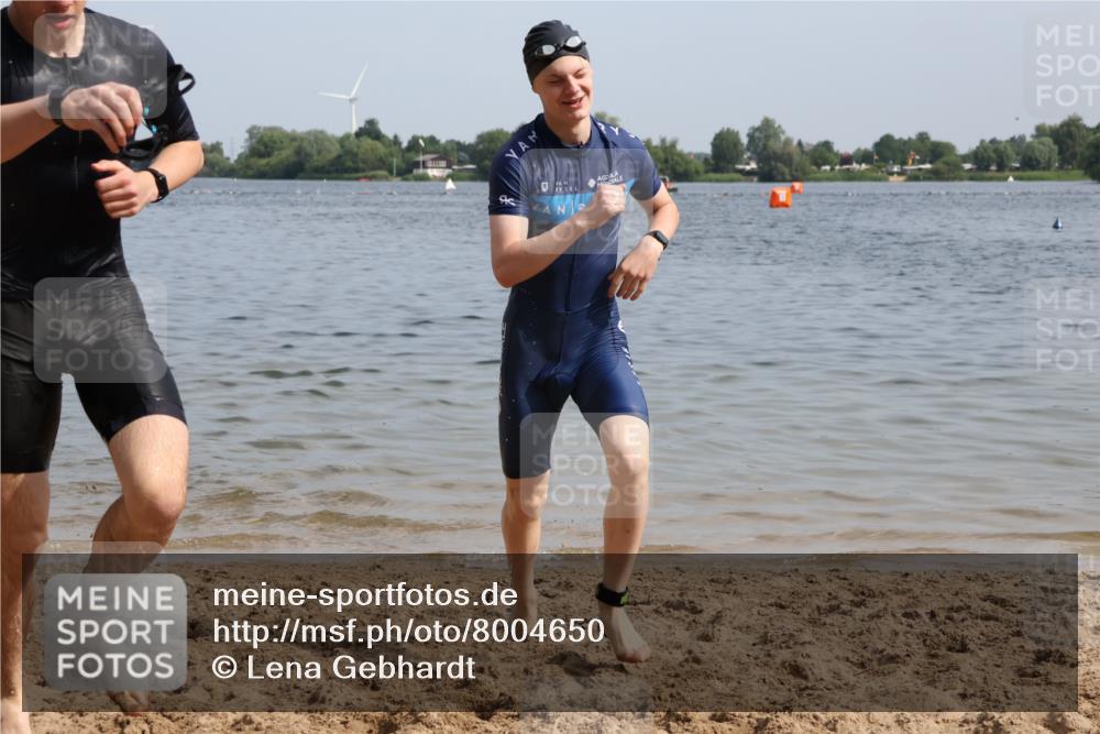 15.06.2025 - 27. Vierlanden-Triathlon Lena Gebhardt http://msf.ph/oto/8004650 15.06.2025 09:59:56 Schwimmen 266, 351, 358 meine-sportfotos.de