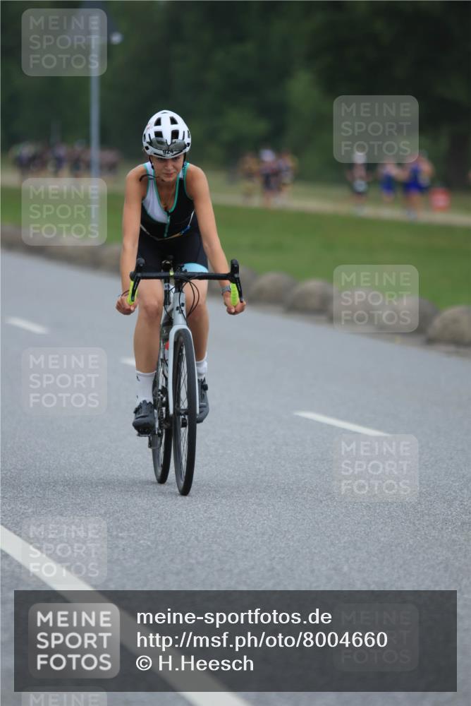 21.06.2025 - 27. Vierlanden-Triathlon H.Heesch http://msf.ph/oto/8004660 15.06.2025 12:51:34 Radfahren 924 meine-sportfotos.de