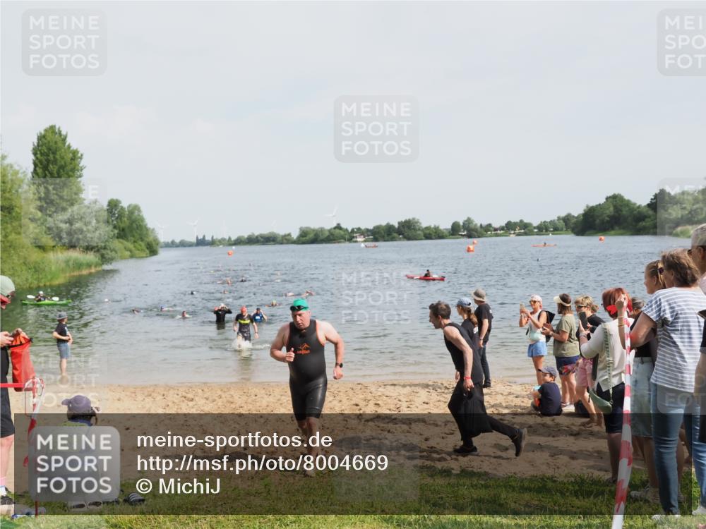 21.06.2025 - 27. Vierlanden-Triathlon MichiJ http://msf.ph/oto/8004669 15.06.2026 10:06:20 Schwimmen 370, 381, 394, 418, 447, 455 meine-sportfotos.de