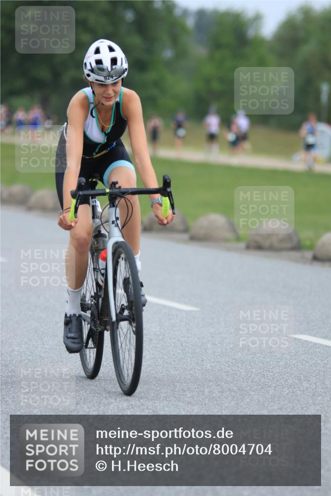 21.06.2025 - 27. Vierlanden-Triathlon H.Heesch http://msf.ph/oto/8004704 15.06.2025 12:51:35 Radfahren 924 meine-sportfotos.de