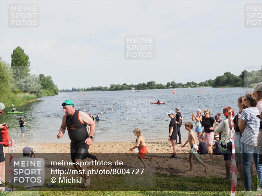 21.06.2025 - 27. Vierlanden-Triathlon MichiJ http://msf.ph/oto/8004727 15.06.2026 10:06:21 Schwimmen 370, 394, 418, 447, 455 meine-sportfotos.de