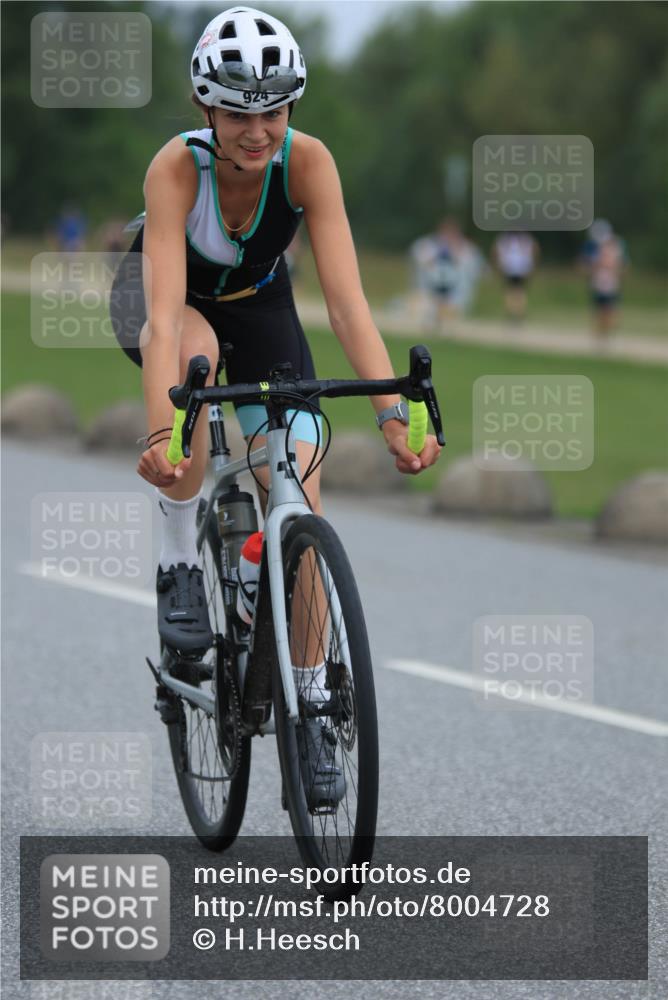 21.06.2025 - 27. Vierlanden-Triathlon H.Heesch http://msf.ph/oto/8004728 15.06.2025 12:51:35 Radfahren 924 meine-sportfotos.de
