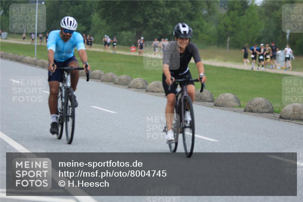 21.06.2025 - 27. Vierlanden-Triathlon H.Heesch http://msf.ph/oto/8004745 15.06.2025 12:51:56 Radfahren 699, 885 meine-sportfotos.de