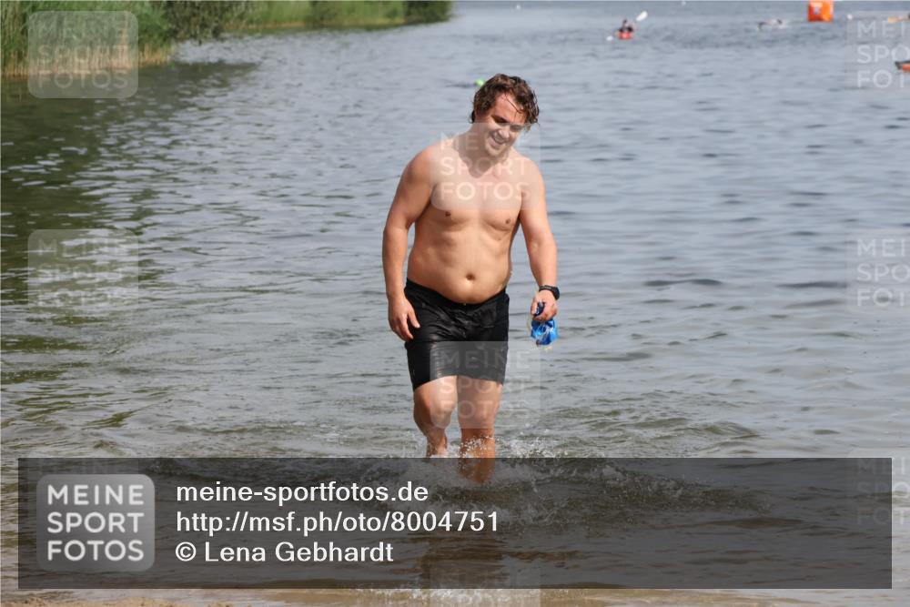 15.06.2025 - 27. Vierlanden-Triathlon Lena Gebhardt http://msf.ph/oto/8004751 15.06.2025 10:00:06 Schwimmen 290 meine-sportfotos.de