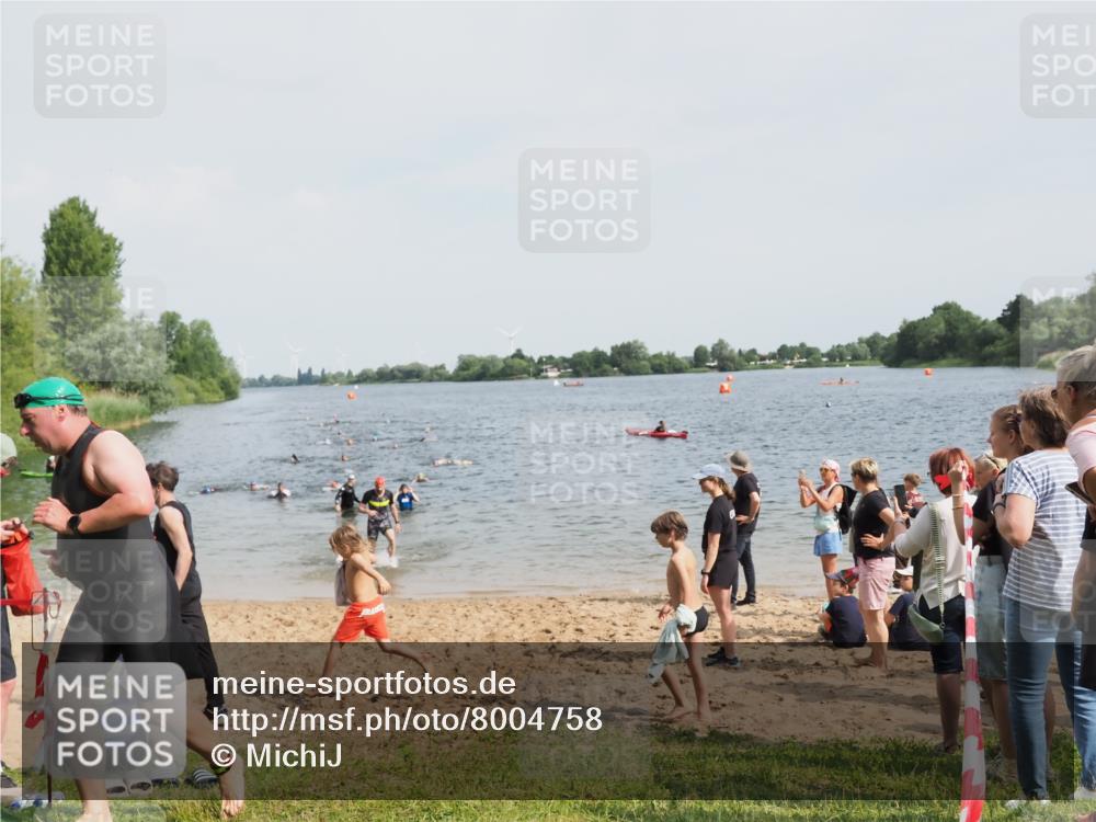 21.06.2025 - 27. Vierlanden-Triathlon MichiJ http://msf.ph/oto/8004758 15.06.2026 10:06:22 Schwimmen 370, 394, 447, 455 meine-sportfotos.de