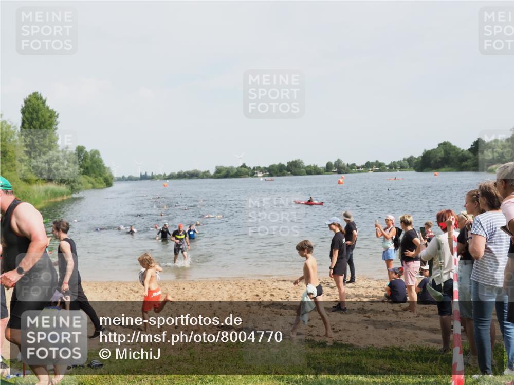 21.06.2025 - 27. Vierlanden-Triathlon MichiJ http://msf.ph/oto/8004770 15.06.2026 10:06:22 Schwimmen 370, 394, 447, 455 meine-sportfotos.de