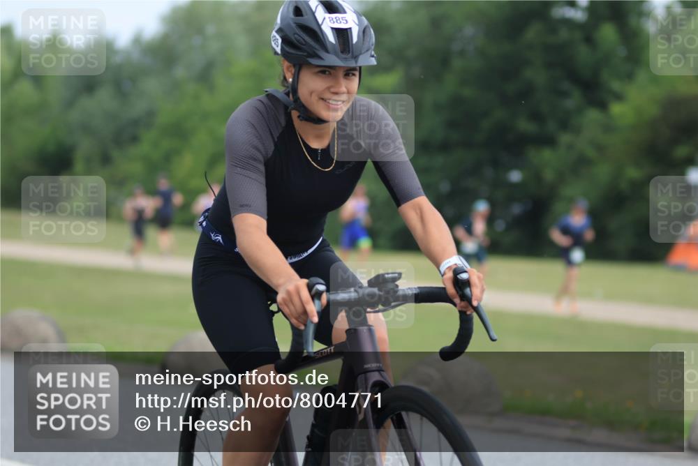21.06.2025 - 27. Vierlanden-Triathlon H.Heesch http://msf.ph/oto/8004771 15.06.2025 12:51:58 Radfahren 699, 885 meine-sportfotos.de
