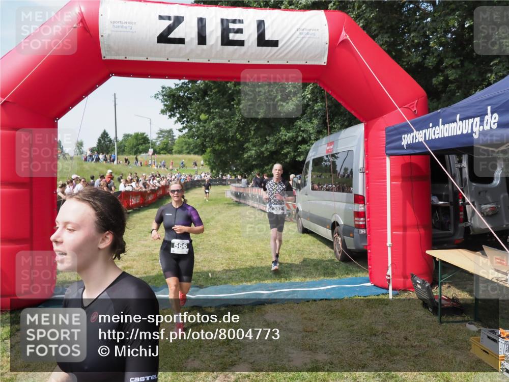 21.06.2025 - 27. Vierlanden-Triathlon MichiJ http://msf.ph/oto/8004773 15.06.2026 11:29:35 Ziel 263, 382, 507, 566 meine-sportfotos.de