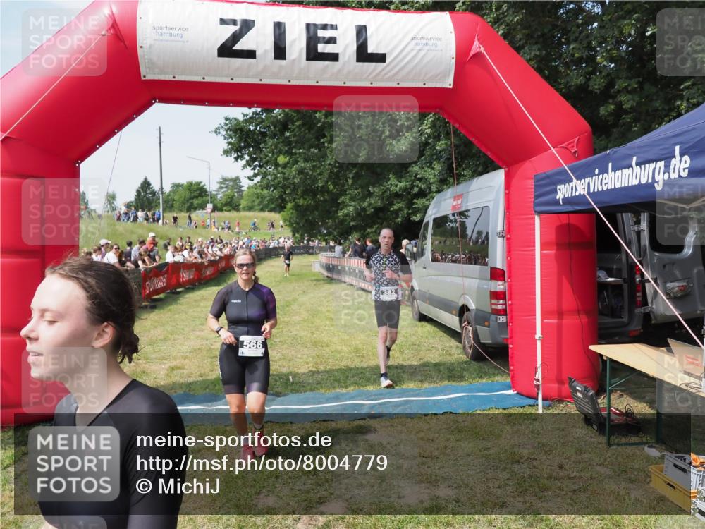 21.06.2025 - 27. Vierlanden-Triathlon MichiJ http://msf.ph/oto/8004779 15.06.2026 11:29:36 Ziel 382, 507, 566 meine-sportfotos.de