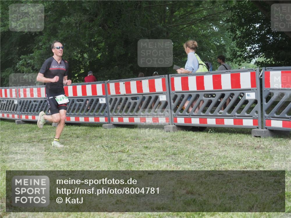 21.06.2025 - 27. Vierlanden-Triathlon KatJ http://msf.ph/oto/8004781 15.06.2025 12:58:07 Ziel 712 meine-sportfotos.de