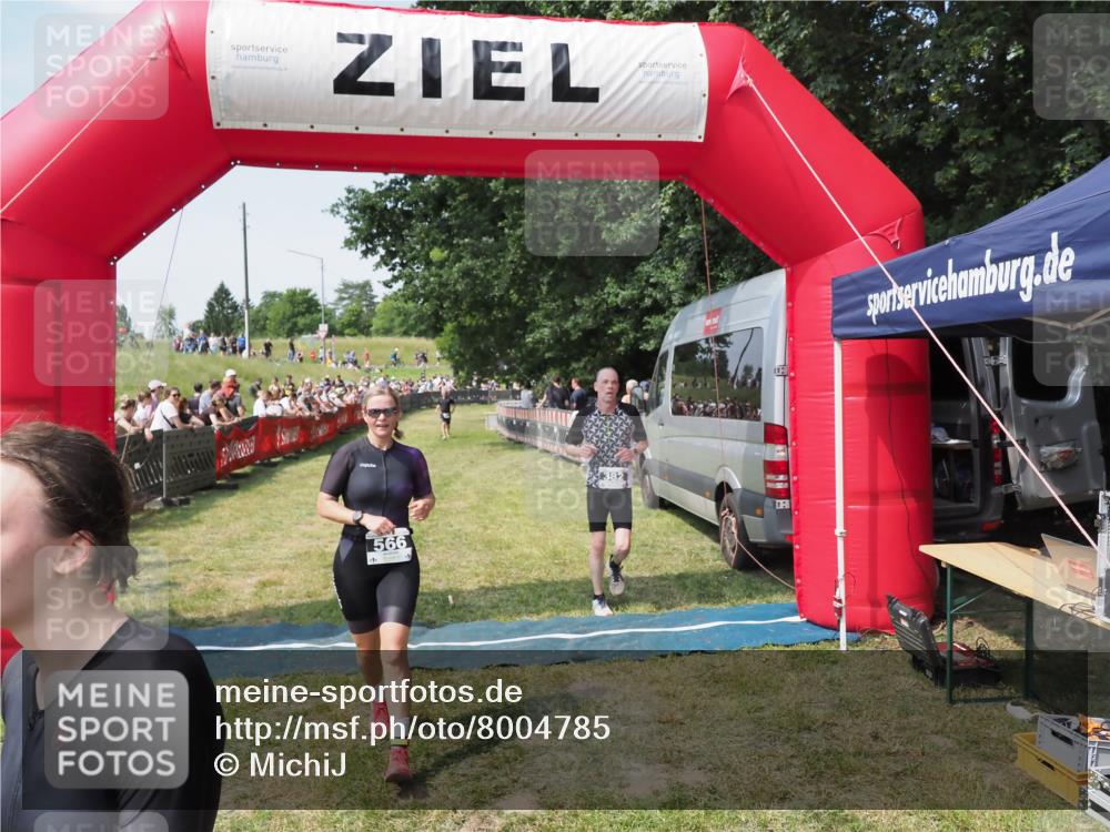 21.06.2025 - 27. Vierlanden-Triathlon MichiJ http://msf.ph/oto/8004785 15.06.2026 11:29:36 Ziel 382, 507, 566 meine-sportfotos.de