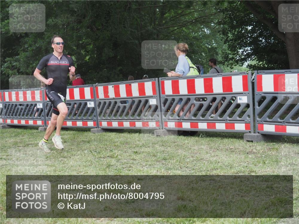 21.06.2025 - 27. Vierlanden-Triathlon KatJ http://msf.ph/oto/8004795 15.06.2025 12:58:07 Ziel 712 meine-sportfotos.de