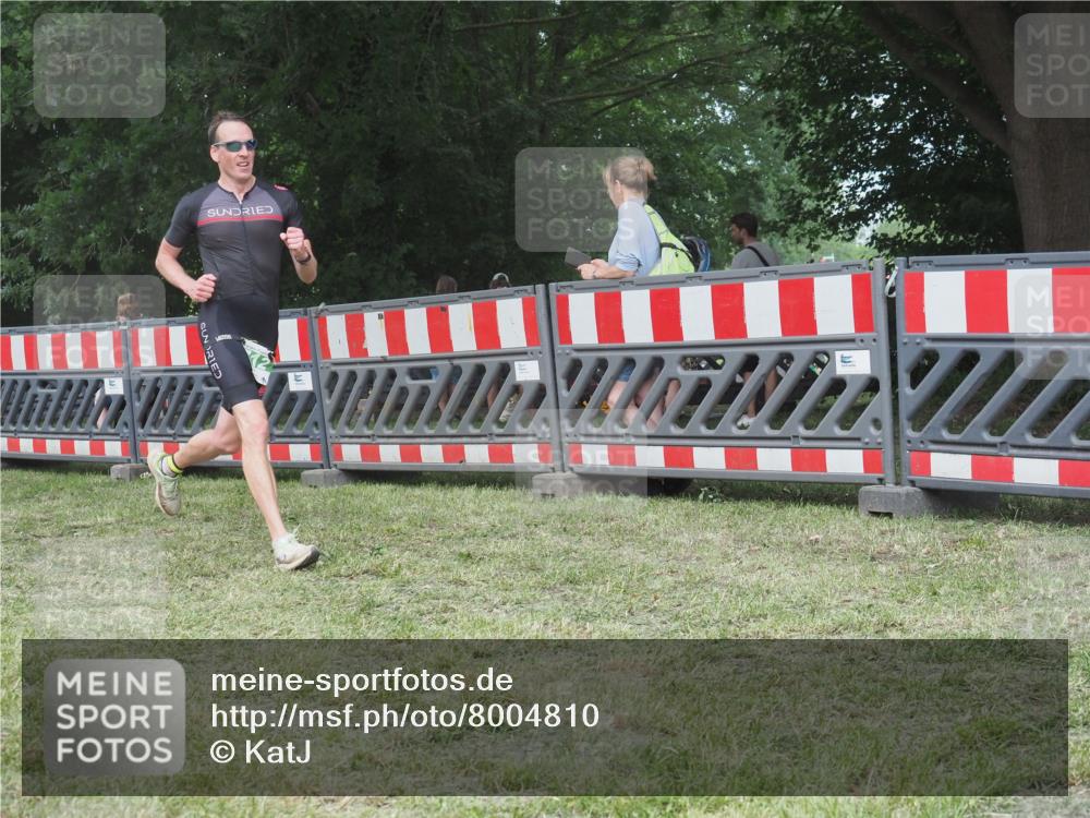21.06.2025 - 27. Vierlanden-Triathlon KatJ http://msf.ph/oto/8004810 15.06.2025 12:58:07 Ziel 712 meine-sportfotos.de