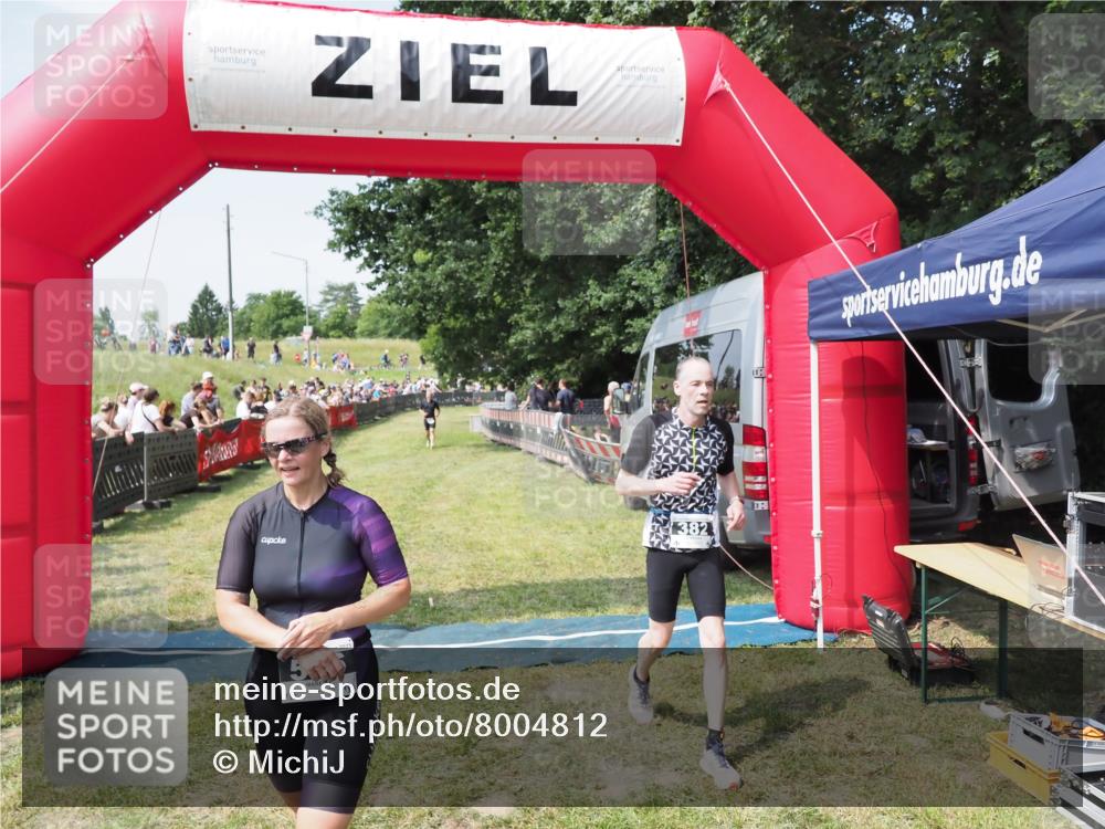 21.06.2025 - 27. Vierlanden-Triathlon MichiJ http://msf.ph/oto/8004812 15.06.2026 11:29:37 Ziel 382, 507, 566 meine-sportfotos.de