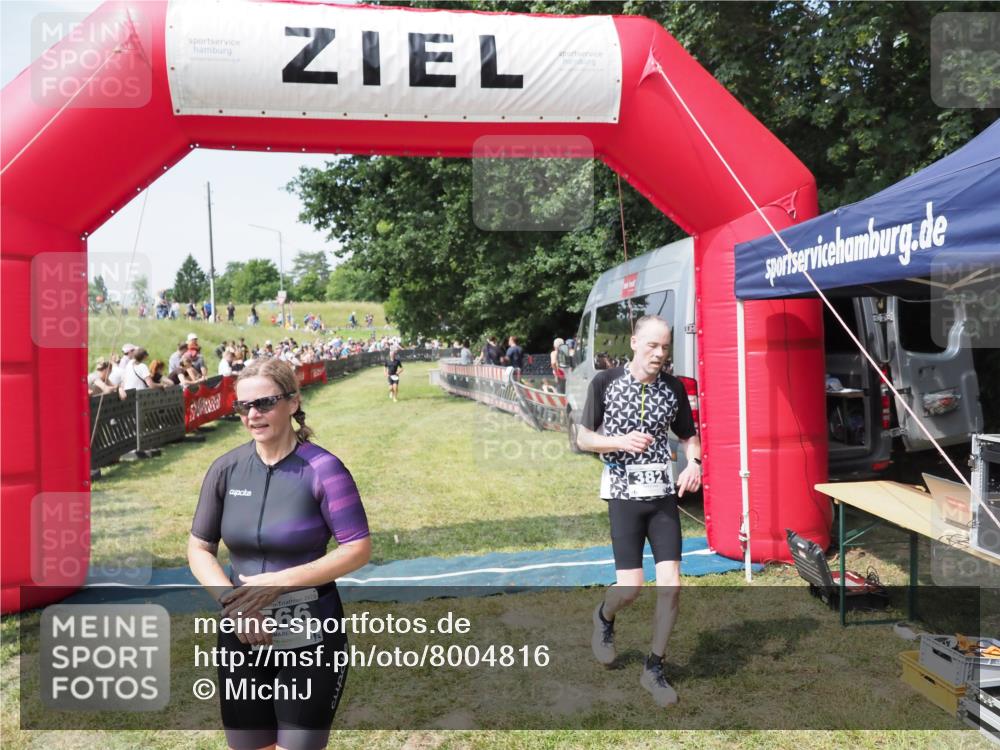 21.06.2025 - 27. Vierlanden-Triathlon MichiJ http://msf.ph/oto/8004816 15.06.2026 11:29:37 Ziel 382, 507, 566 meine-sportfotos.de