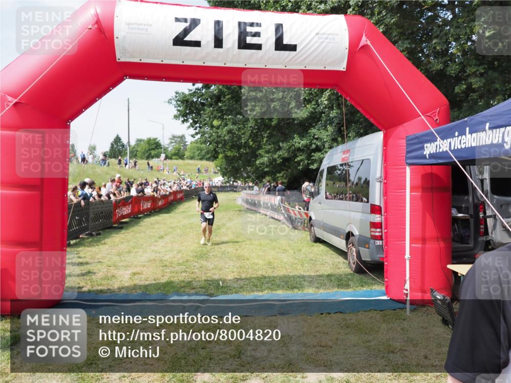 21.06.2025 - 27. Vierlanden-Triathlon MichiJ http://msf.ph/oto/8004820 15.06.2026 11:29:42 Ziel 382, 402, 566 meine-sportfotos.de