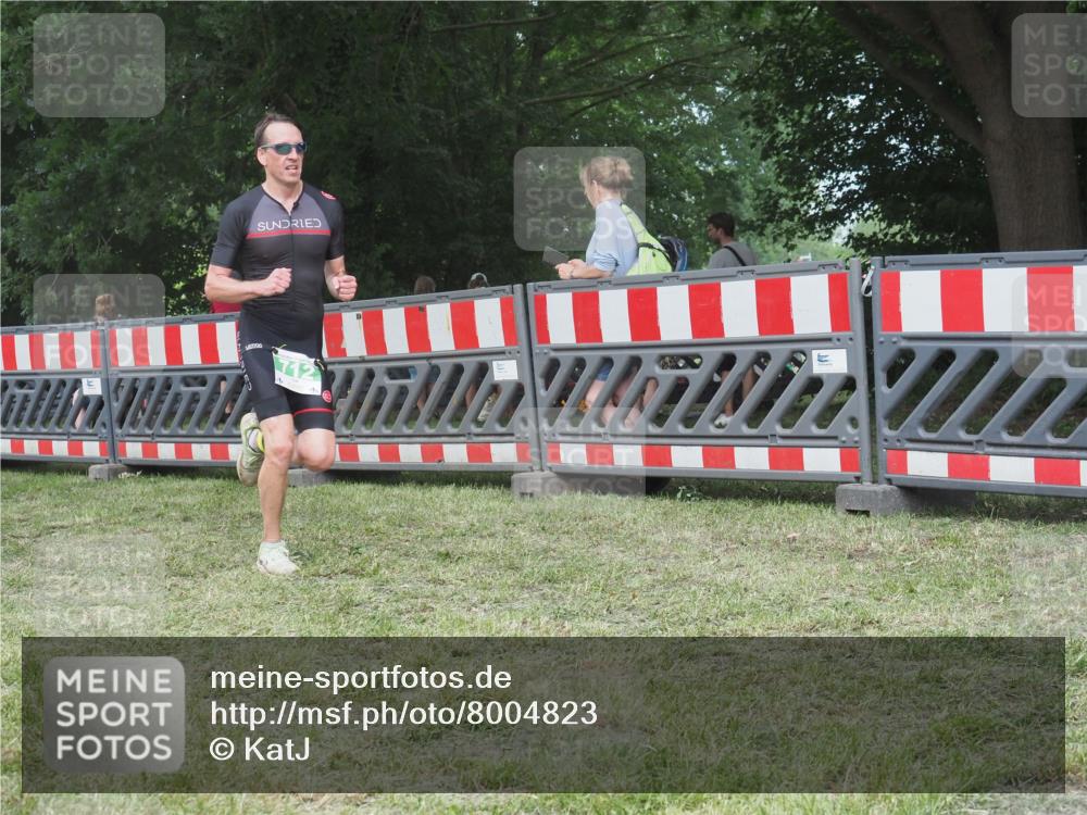 21.06.2025 - 27. Vierlanden-Triathlon KatJ http://msf.ph/oto/8004823 15.06.2025 12:58:07 Ziel 712 meine-sportfotos.de