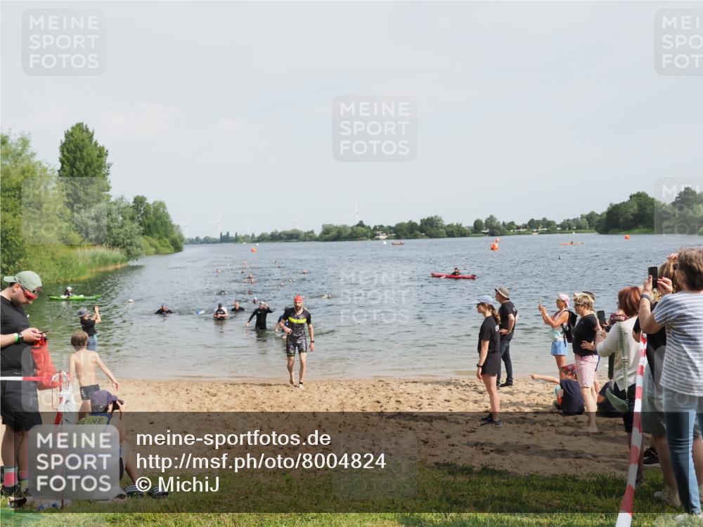 21.06.2025 - 27. Vierlanden-Triathlon MichiJ http://msf.ph/oto/8004824 15.06.2026 10:06:25 Schwimmen 394, 434, 447 meine-sportfotos.de