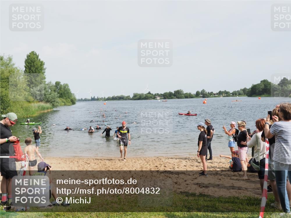 21.06.2025 - 27. Vierlanden-Triathlon MichiJ http://msf.ph/oto/8004832 15.06.2026 10:06:25 Schwimmen 394, 434, 447 meine-sportfotos.de