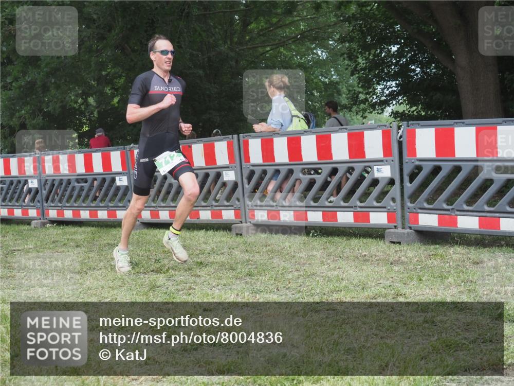 21.06.2025 - 27. Vierlanden-Triathlon KatJ http://msf.ph/oto/8004836 15.06.2025 12:58:07 Ziel 712 meine-sportfotos.de